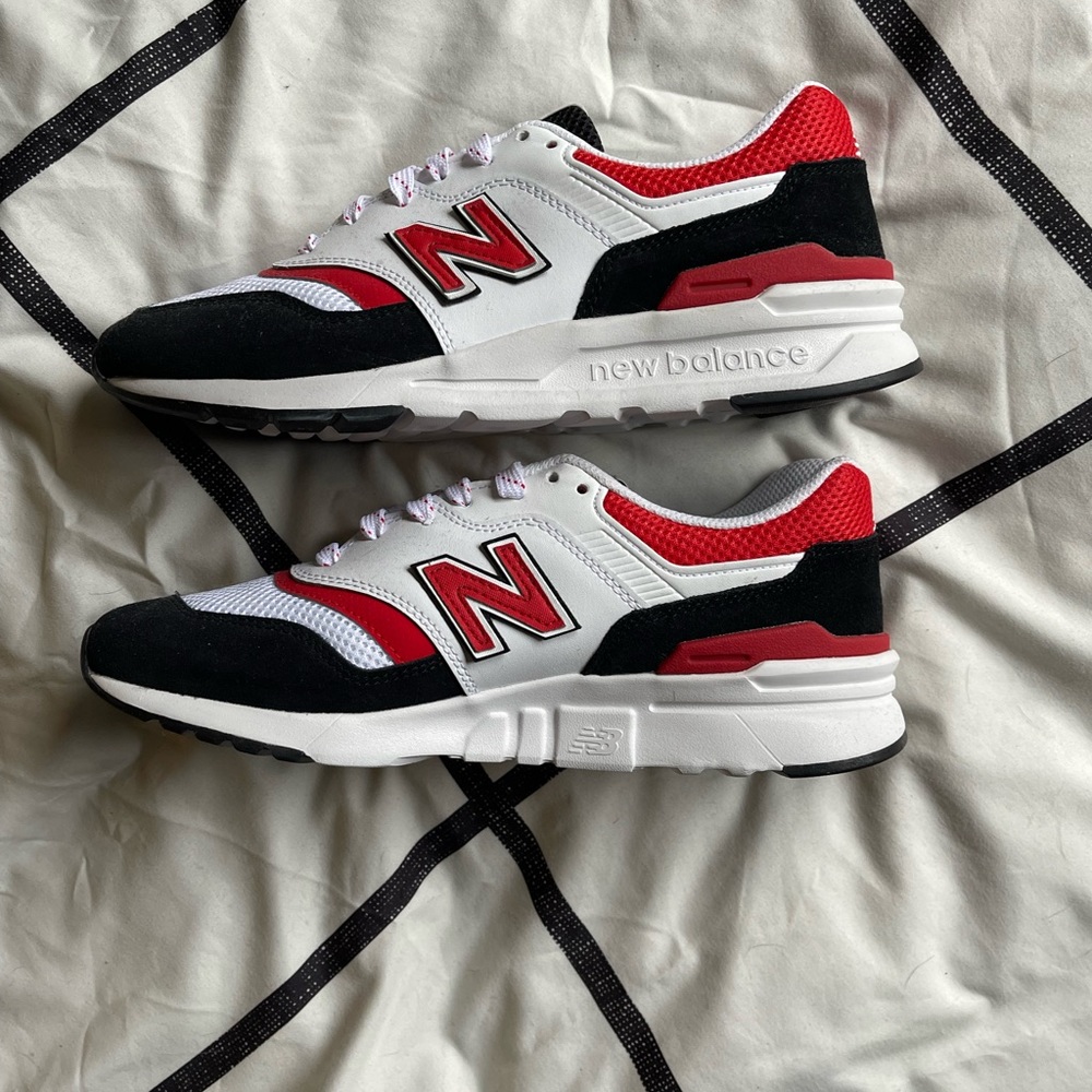 New balance sneakers (womens 8.5/mens 7)